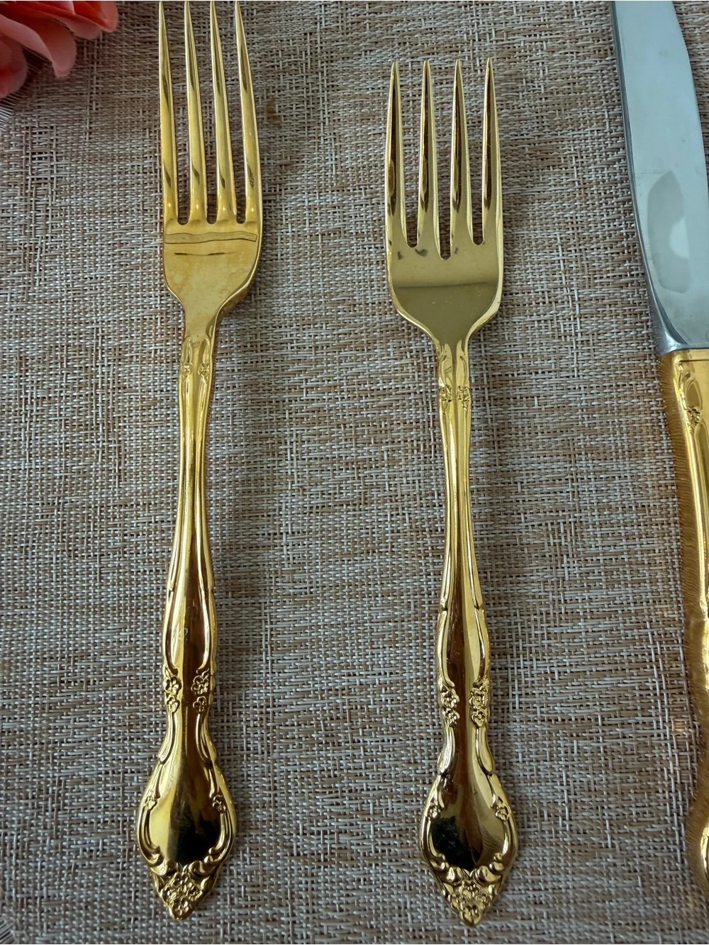 GOLDEN AFFECTION by Oneida - 5 Piece Place Setting - Electroplated